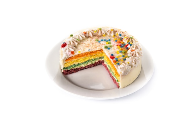 Regenbooglaagcake die op witte achtergrond wordt geïsoleerd