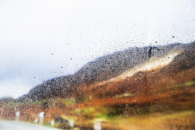 Regeneffect op aardachtergrond