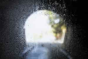 Gratis foto regeneffect op tunnelachtergrond