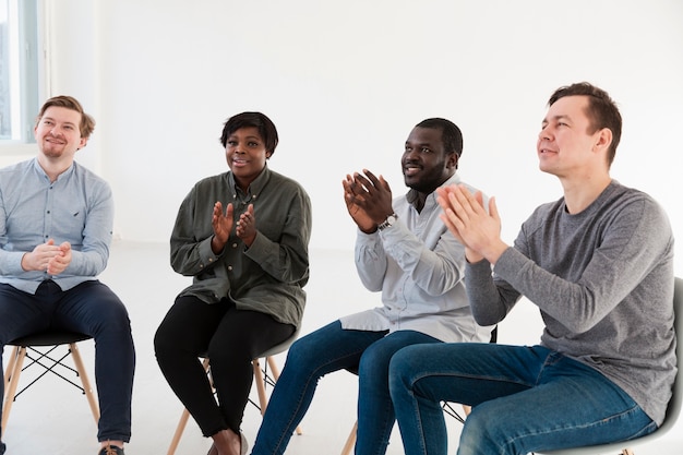 Rehab-patiënten applaudisseren en wegkijken