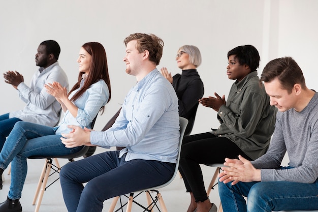 Rehab-patiënten glimlachen en applaudisseren