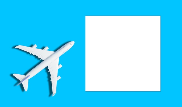 Reis achtergrondconcept. doelstelling met vliegtuig op leeg wit papier voor tekst. Afbeelding voor het toevoegen van een tekstbericht. Achtergrond voor design kunstwerk.