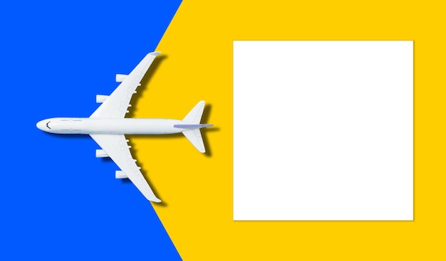 Reis achtergrondconcept. doelstelling met vliegtuig op leeg wit papier voor tekst. Afbeelding voor het toevoegen van een tekstbericht. Achtergrond voor design kunstwerk.