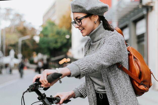 Reis door het stadsleven met het zijaanzicht van de fiets