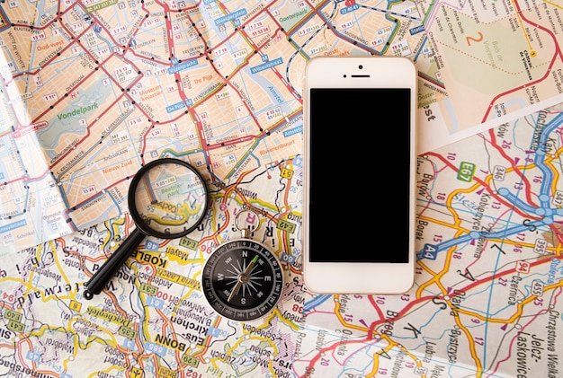 Reisaccessoires met kaartachtergrond