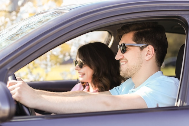 Reizen. Paar reist in de auto