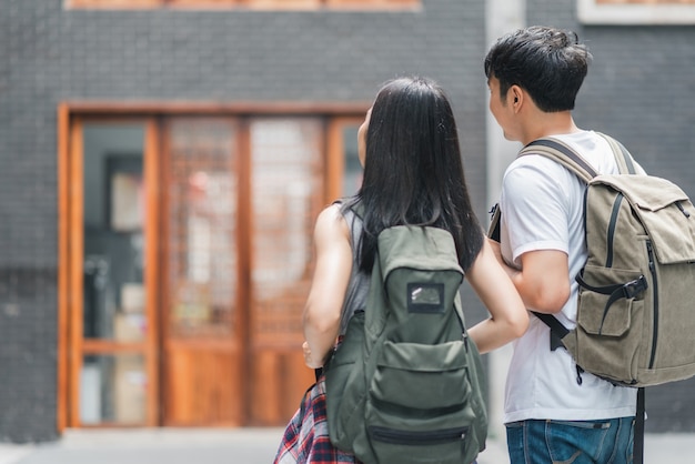 Reiziger aziatisch backpackerpaar die het gelukkige reizen in peking, china voelen