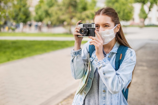 Reiziger die medisch masker draagt dat een foto neemt