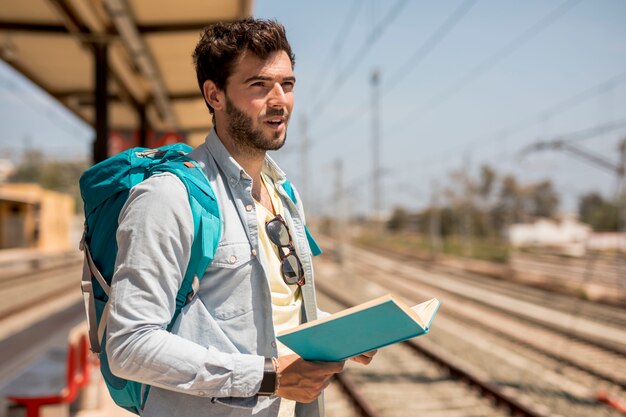 Reiziger die op trein op postplatform wachten