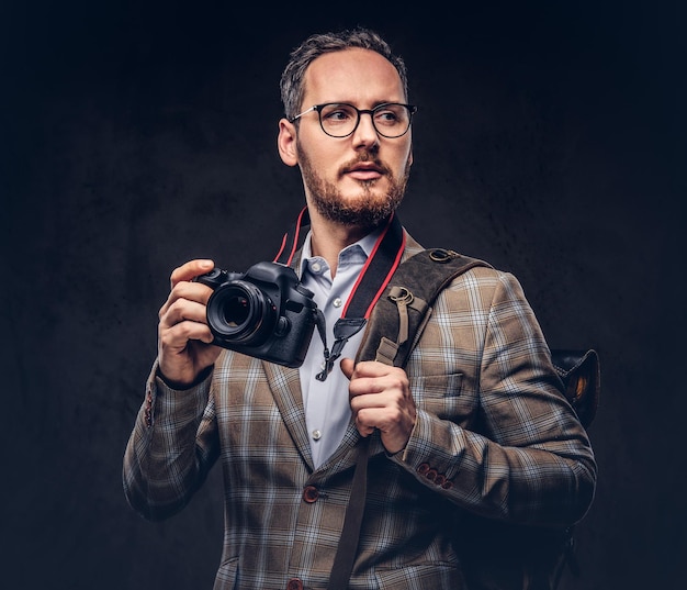 Reiziger en fotograaf. Studioportret van een knappe baard