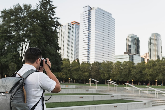 Reiziger fotografeert de stad