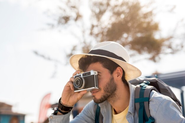 Reiziger fotograferen met een camera