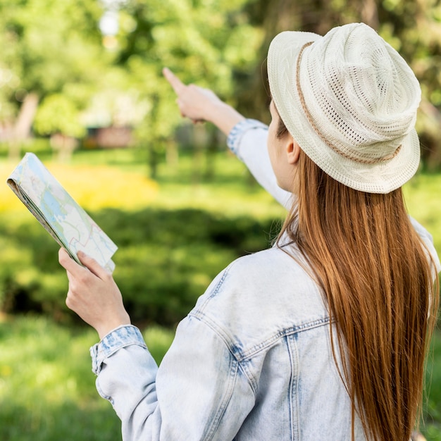 Reiziger in het park dat met haar vinger richt