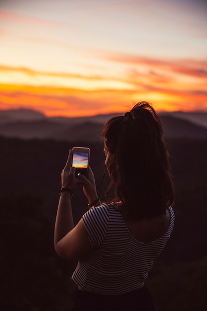 Reiziger neemt een fotografie van zonsondergang