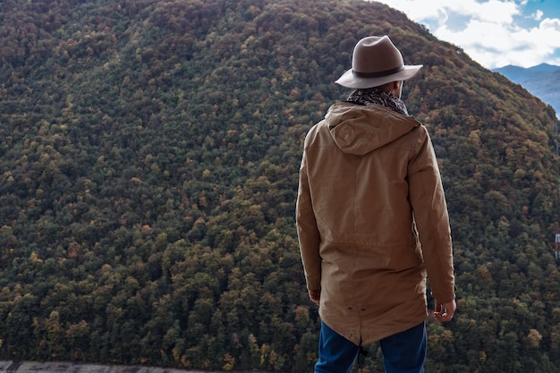 Reiziger op de achtergrond de beroemde piva canyon met zijn fantastische stuwmeer