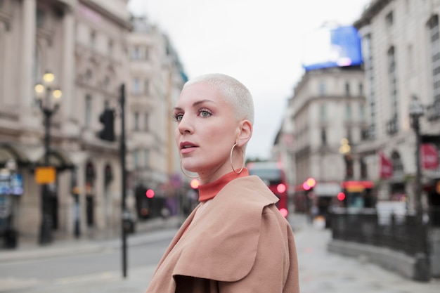 Gratis foto reiziger van de stad londen met herfstvibes