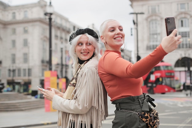 Gratis foto reizigers van londen stad met herfstvibes