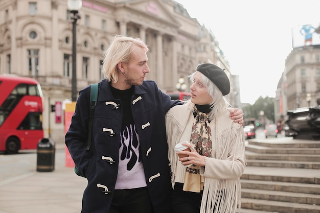 Reizigers van londen stad met herfstvibes