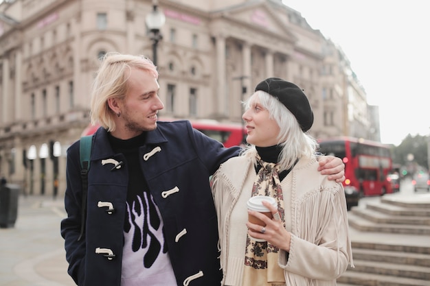 Reizigers van londen stad met herfstvibes