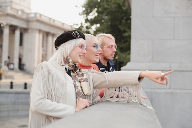 Reizigers van londen stad met herfstvibes