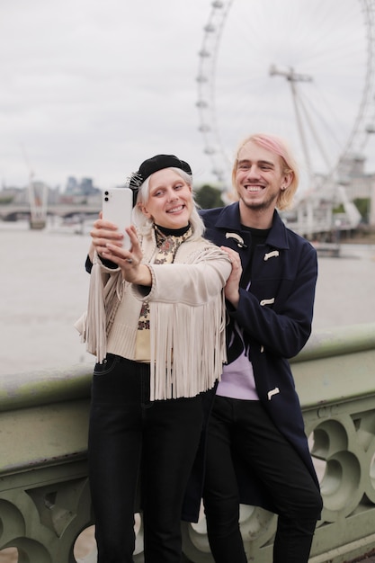 Reizigers van londen stad met herfstvibes