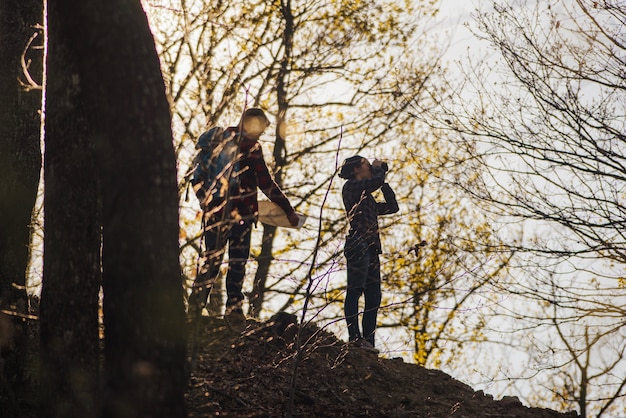 Gratis foto reizigers zoeken naar de weg