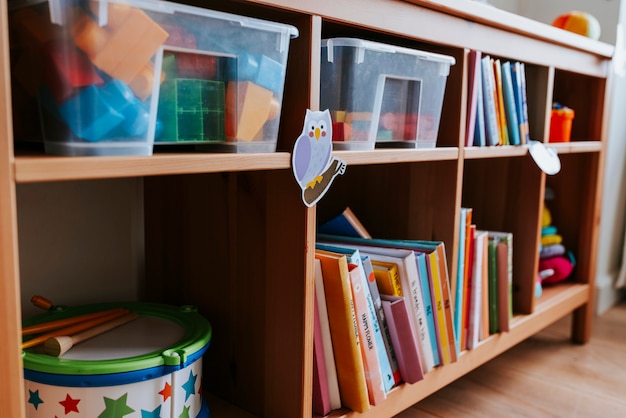 Rekken met speelgoed en boeken in een kleuterschool