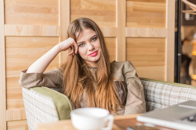 Relaxed jonge vrouw in een coffeeshop