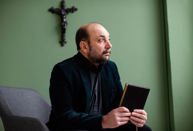 Religieuze man met een heilig boek