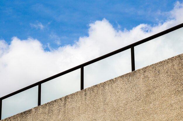 Reling met blauwe lucht en wolken