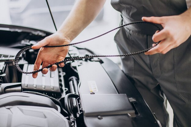 Reparateur die autoservice maakt