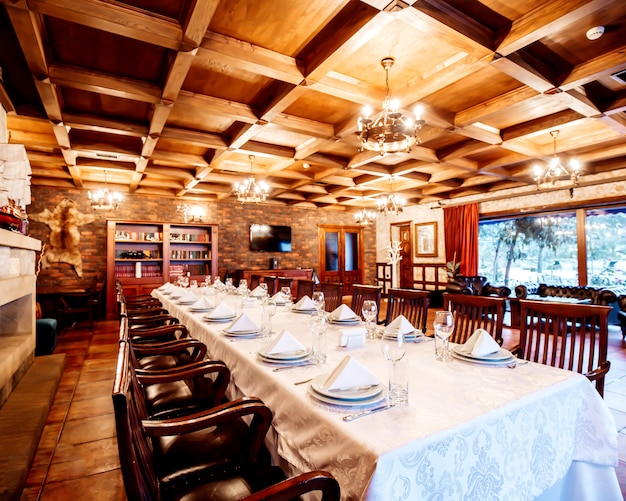 Restaurant in klassieke stijl met tafels en stoelen