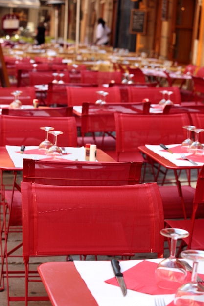 Restaurant toneel van tafels en stoelen