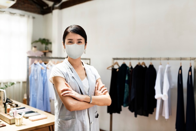 Retail's nieuwe normale, werknemer met masker covid 19