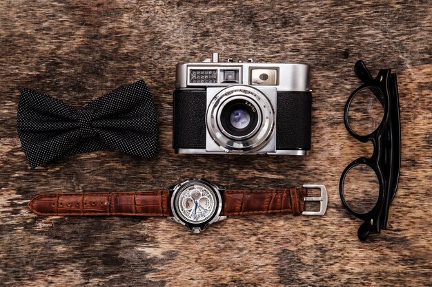 Retro camera, horloge, bowtie en bril