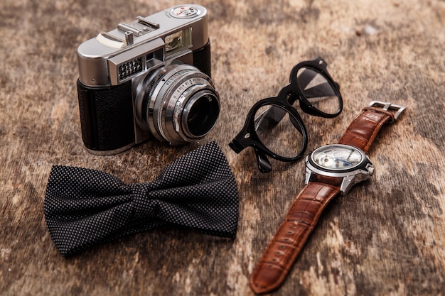 Gratis foto retro camera, horloge, bowtie en bril