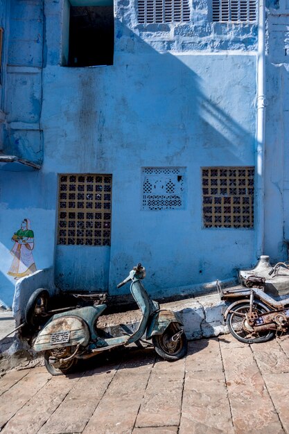 Retro motor in blauwe stad, Jodhpur India