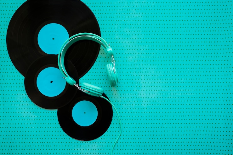 Gratis Foto retro muziekconcept met vinyl en koptelefoon