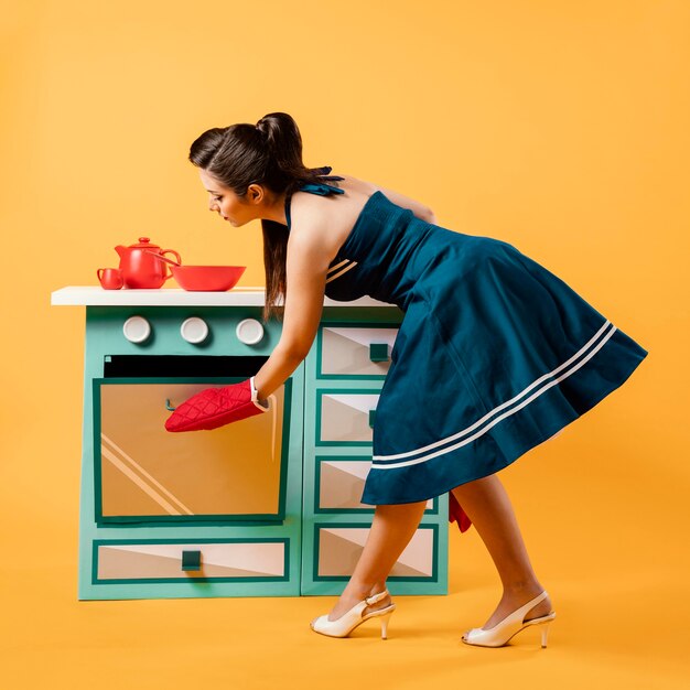 Retro pinup meisje in de keuken