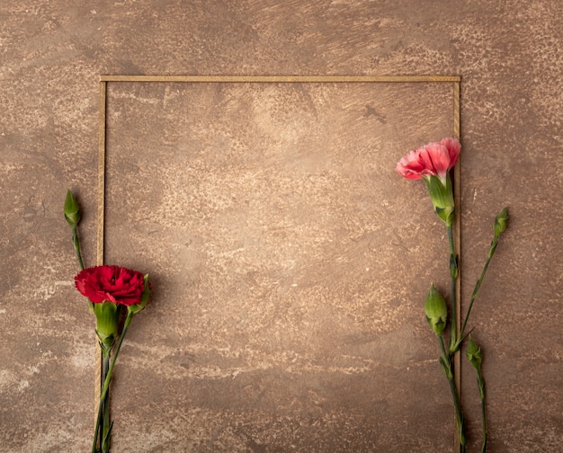 Retro sepia frame met kleine anjerbloemen