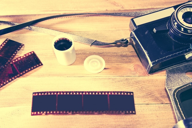 Retro vintage camera op houten achtergrond.