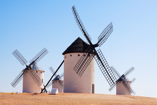 retro windmolens in La Mancha regio