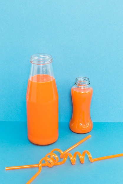 Rietjes en fles met smoothie