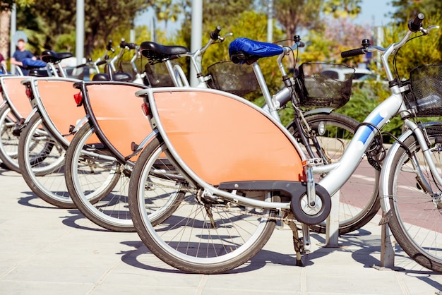 Gratis foto rij van geparkeerde fietsen