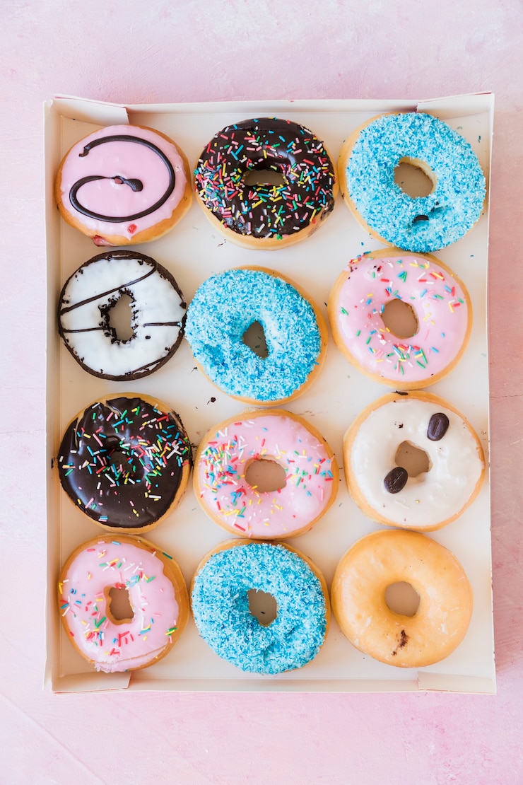 Gratis Foto rij van heerlijke donuts in doos