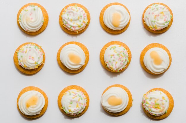 Rij van slagroom cupcake op witte achtergrond