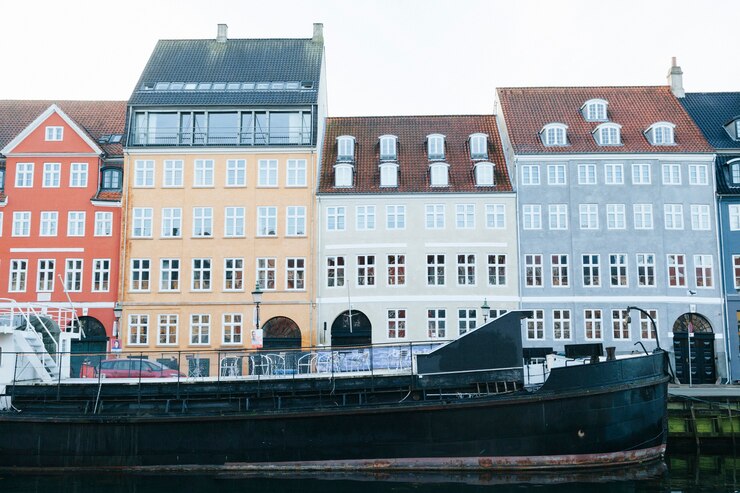Gratis Foto rij van stadsgebouwen aan waterkant