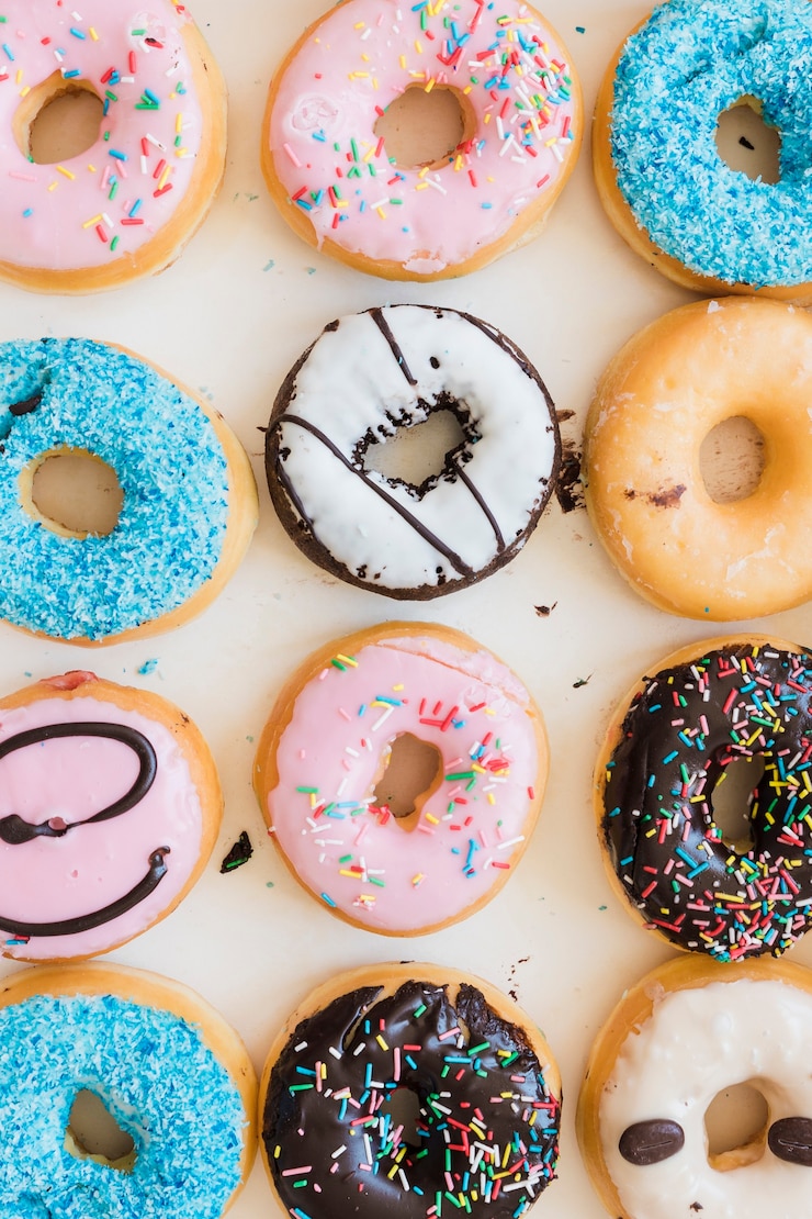 Gratis Foto rij van verschillende heerlijke donuts