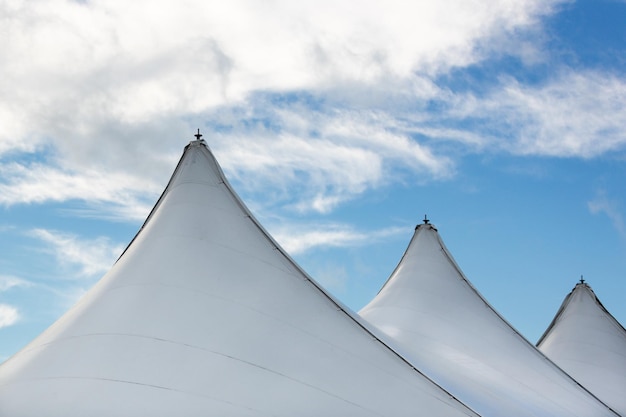 Gratis foto rij witte tenttoppen onder een blauwe lucht