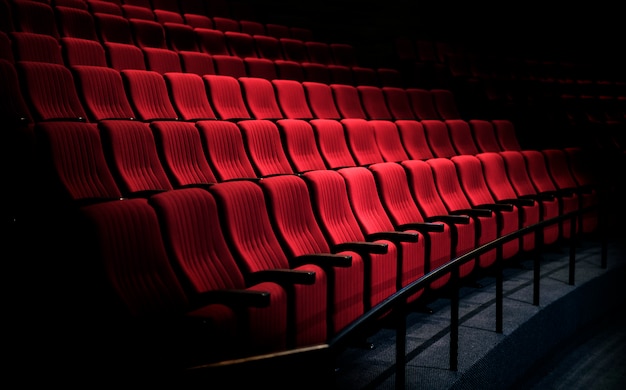 Gratis foto rijen met rode stoelen in een theater